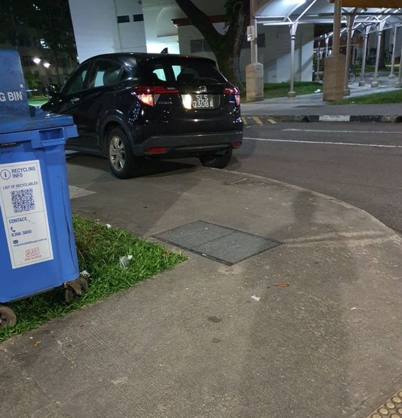 Driver got carpark don’t want to park, park on kerb pavement instead