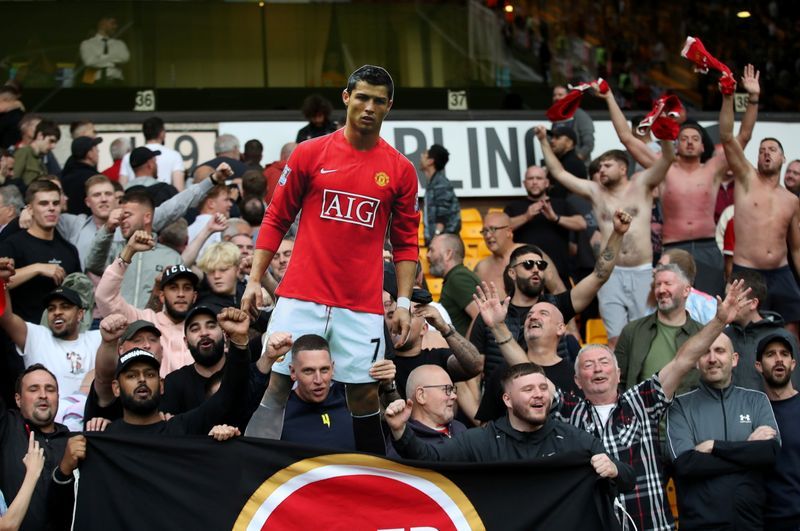 Soccer - Ronaldo gets Man United number seven jersey again