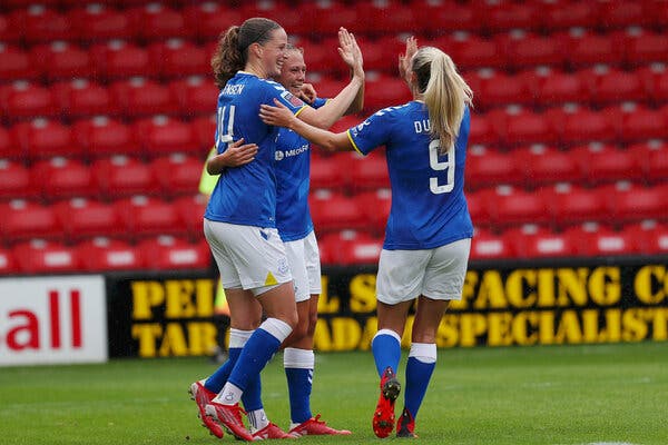 In Gap Between Rich and Poor, Everton’s Women See an Opening