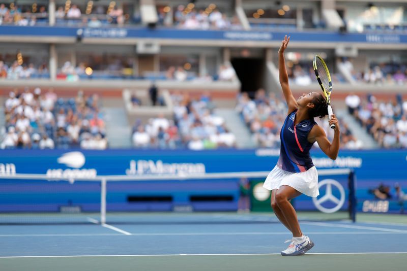 Tennis-Crowd pleaser Fernandez rides wave of support to U.S. Open semis