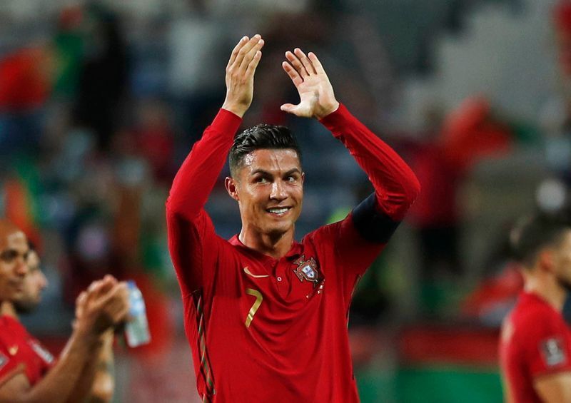 Soccer-Ronaldo could play until he's 40, says Rooney