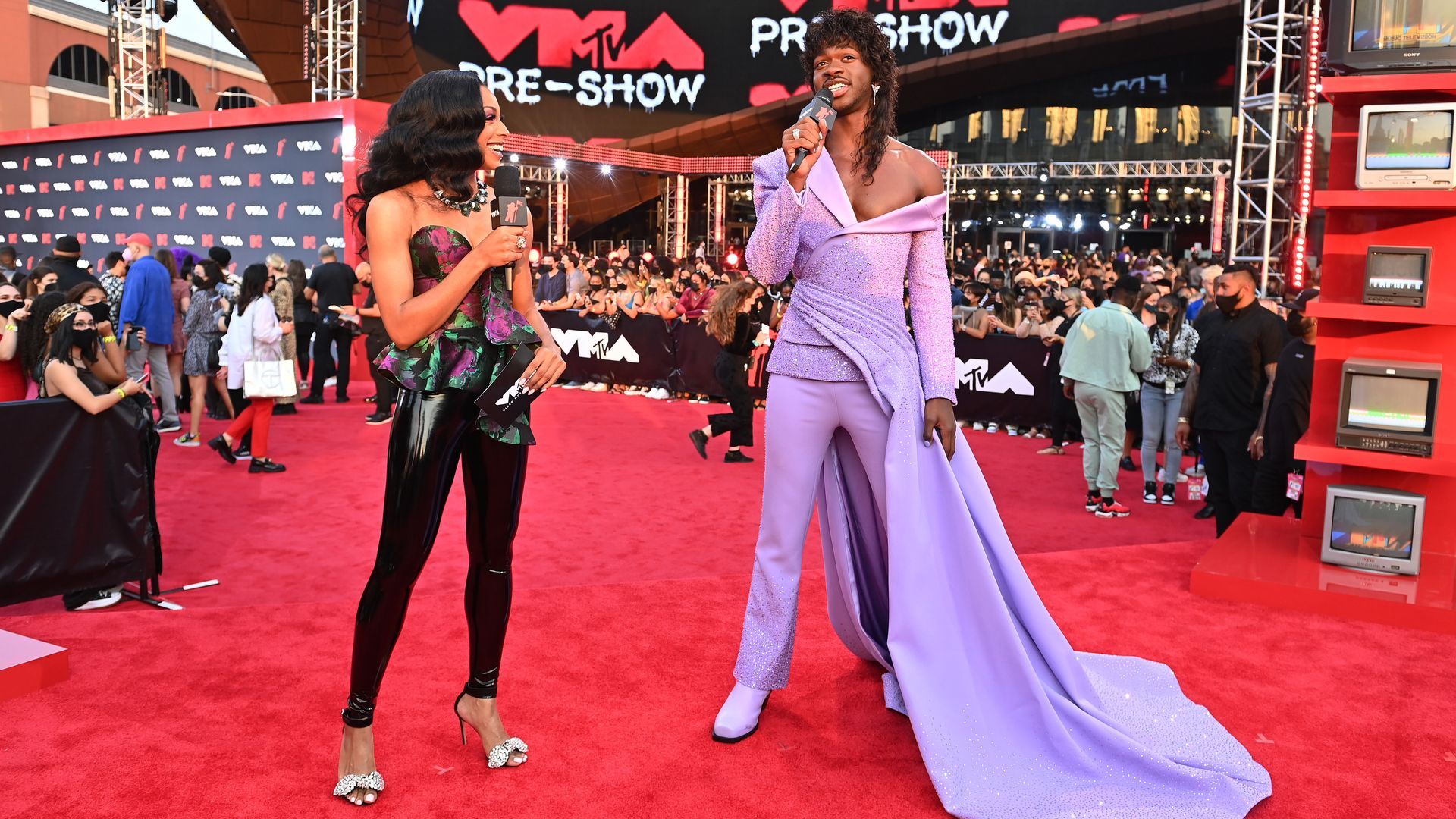 MTV VMAs Red Carpet Interviewer’s Reaction to Lil Nas X’s Outfit Goes Viral