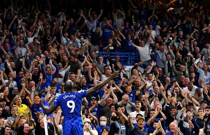 Soccer-Lukaku the missing piece to boost Chelsea's Premier League hopes