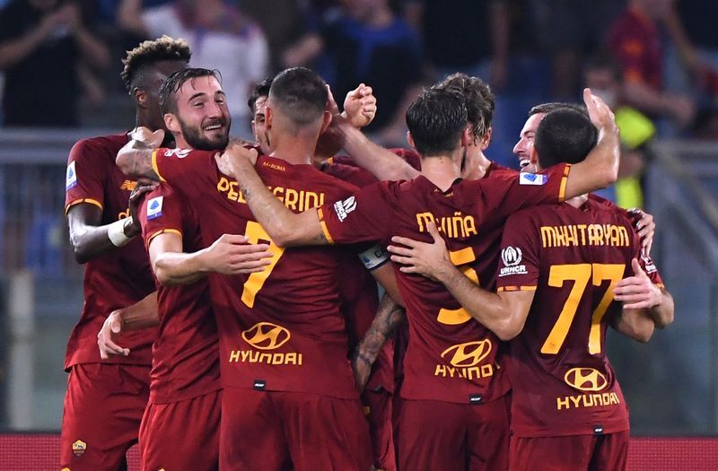 Soccer-Roma snatch stunning late win over Sassuolo in Mourinho's 1000th game