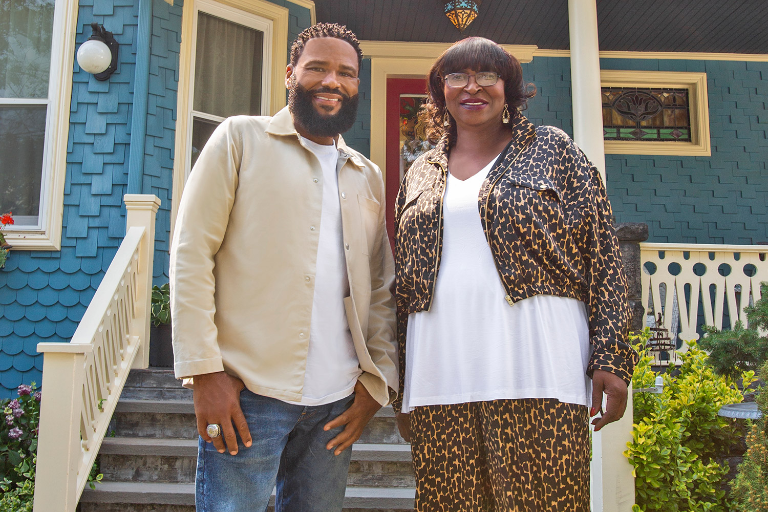 Watch Anthony Anderson and his mom scare the ectoplasm out of home buyers in House Haunters