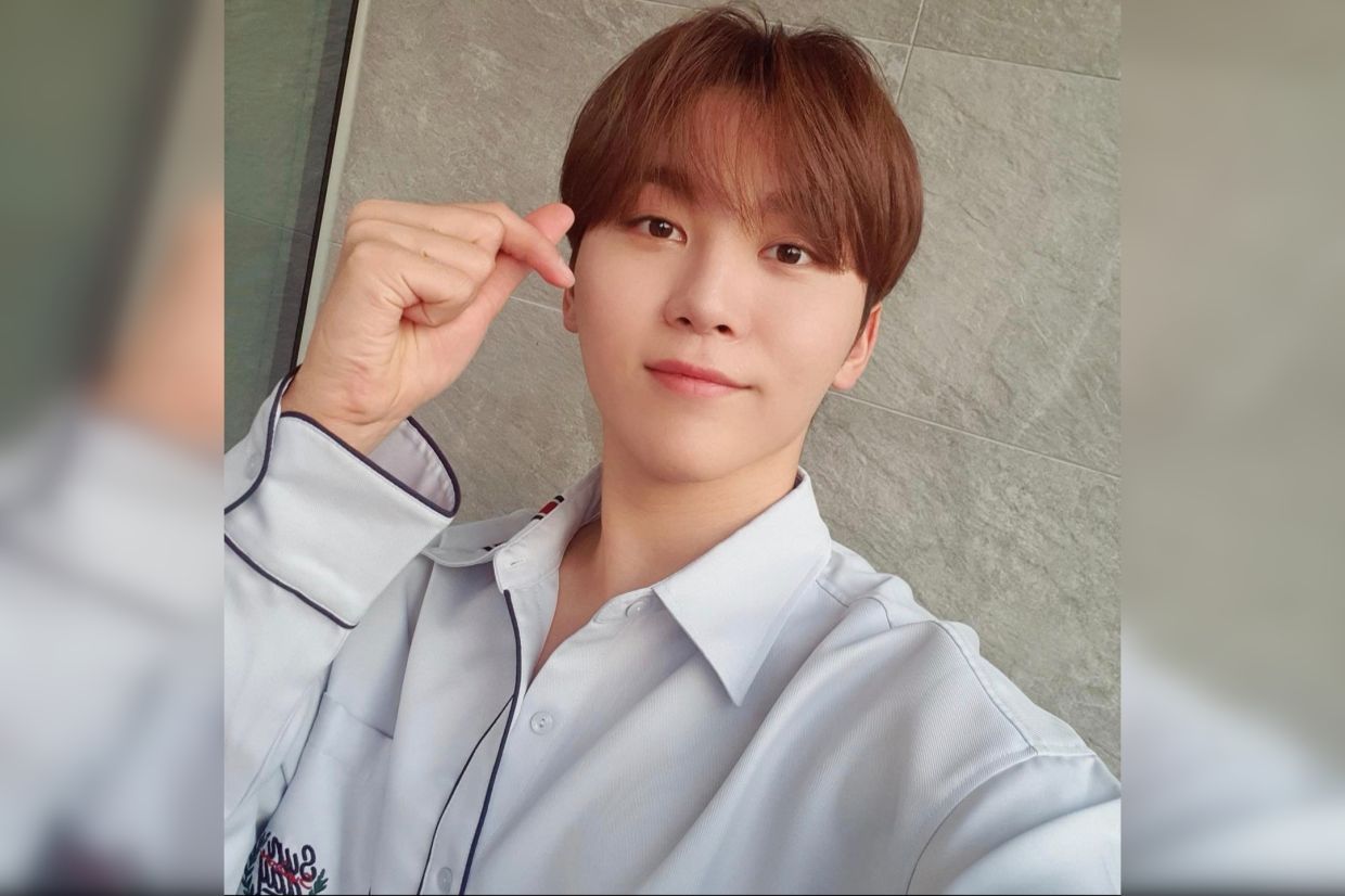 Seventeen's Seungkwan learns to play badminton in new variety show 'Racket Boys'
