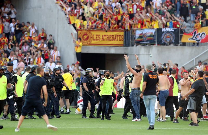 Soccer-French League to meet after Lens v Lille crowd trouble