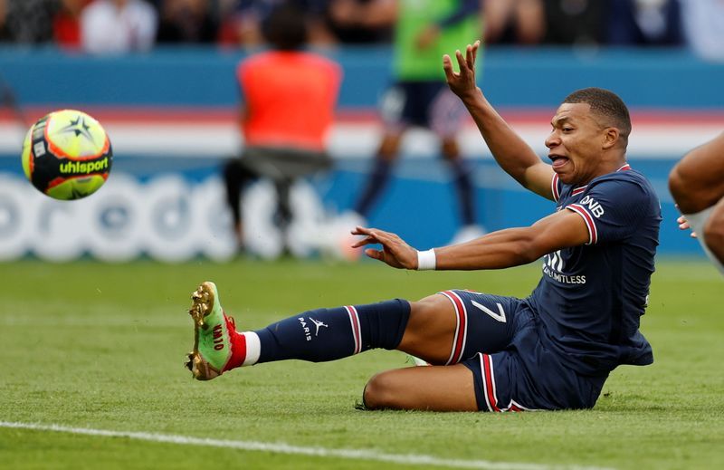 Soccer-Mbappe expected to be in PSG squad for Lyon clash