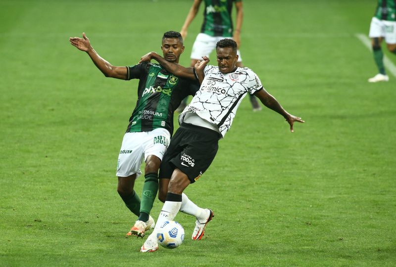 Soccer-Corinthians draw but extend unbeaten run to seven games