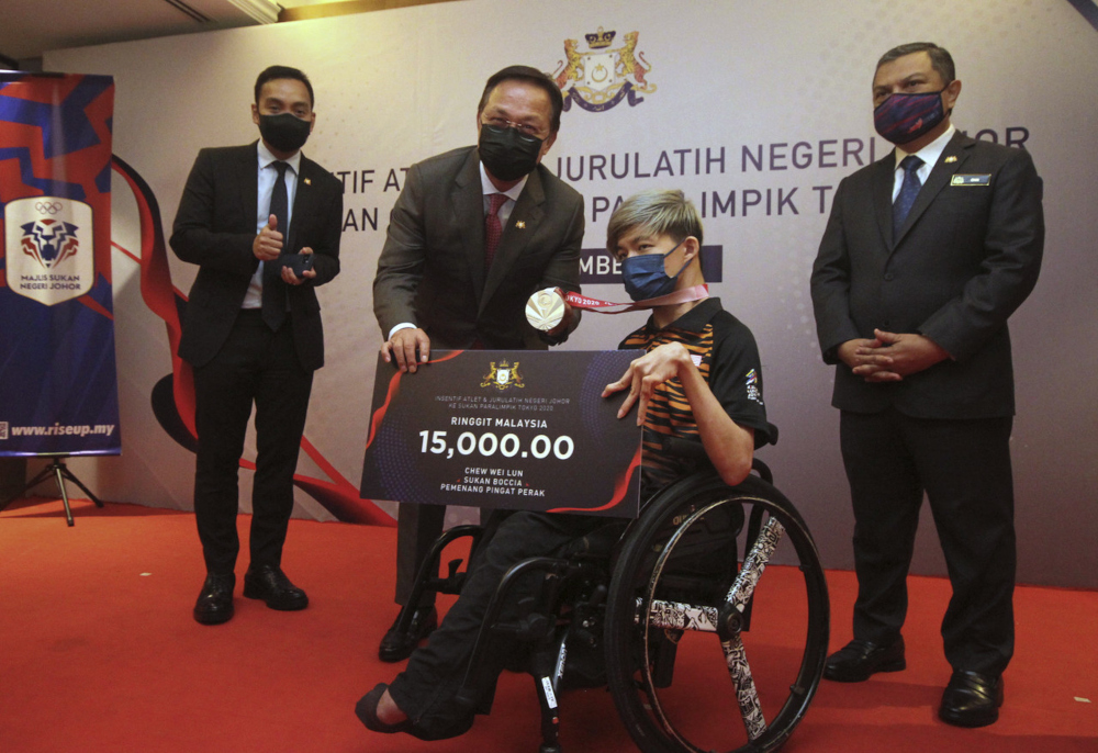 Tokyo 2020 Paralympic Games silver medallist Wei Lun receives incentive from Johor govt
