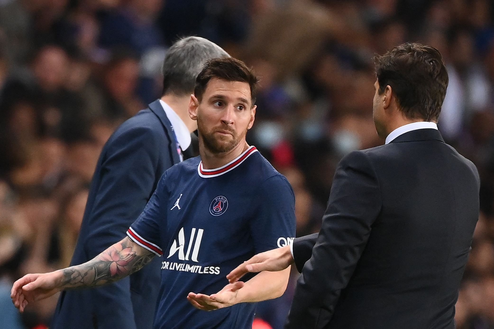 Mauricio Pochettino reveals what Lionel Messi told him after bemused reaction to PSG substitution