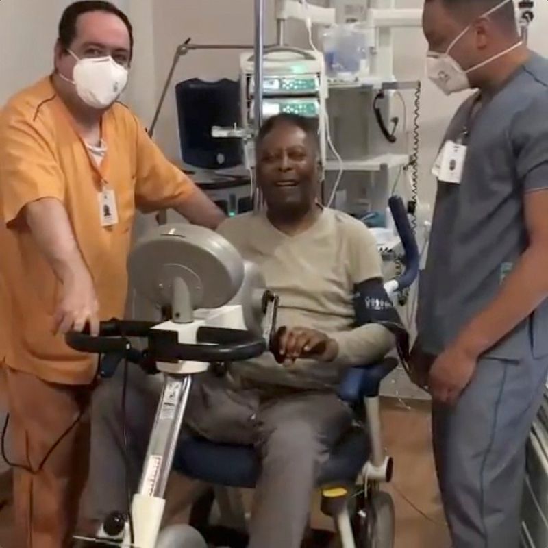 Pele sings for Santos as recovery continues