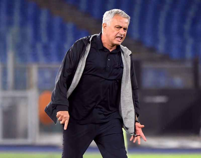 Soccer-Leading Roma in derby against Lazio is a privilege - Mourinho