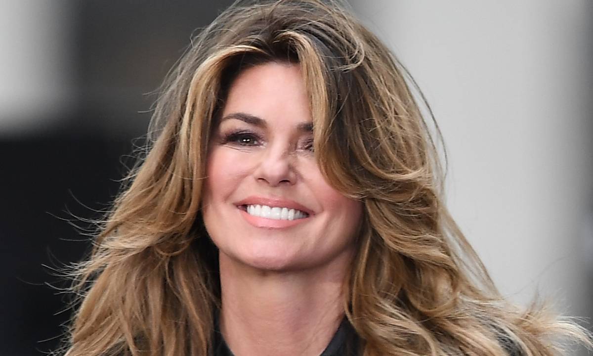 Shania Twain poses in the swimming pool wearing her iconic cowboy hat in nostalgic throwback