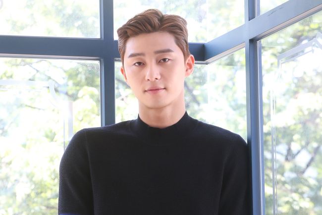 Korean actor Park Seo-joon criticised for not wearing mask at football game