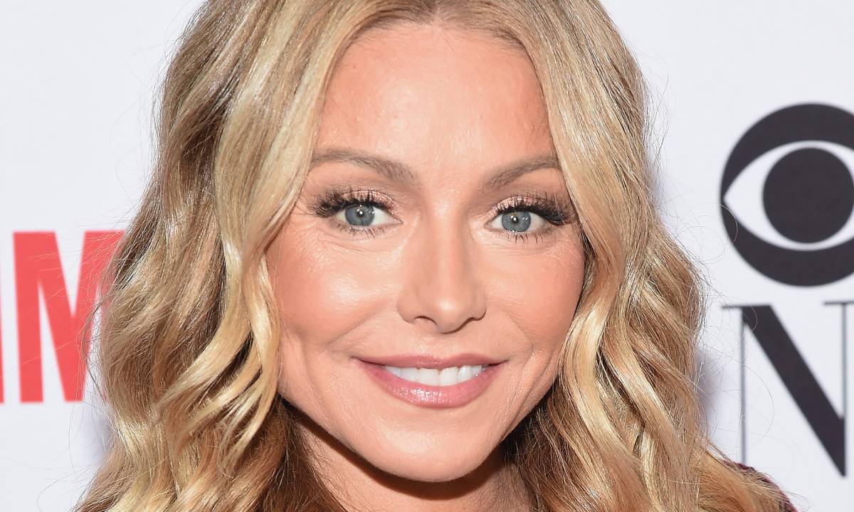 Kelly Ripa rocks bangs and long hair in epic childhood photo