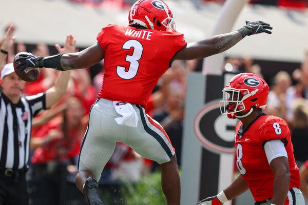 Georgia Rolls, Building Its Playoff Hopes and Ending the Razorbacks’