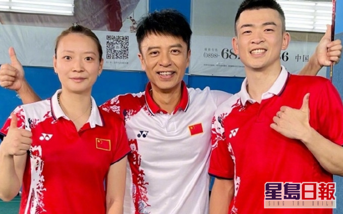 李克勤同羽毛球世界混双冠军打友谊波 自觉幸福令人葡萄
