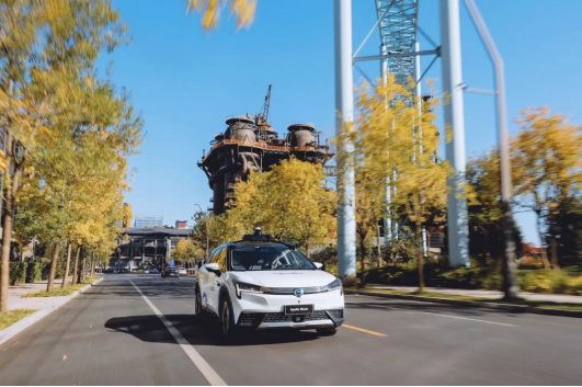 加速L4级量产落地，百度联合广汽发布前装量产无人车