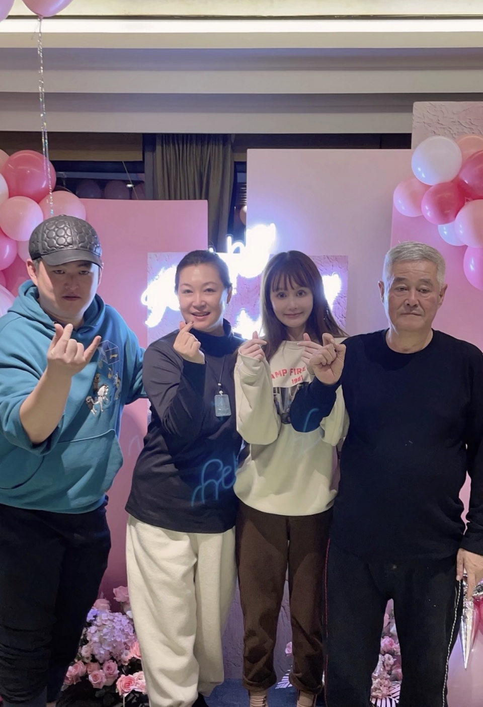 赵本山女儿罕晒家庭合照！马丽娟和亲姐如复制粘贴，全家气质出众