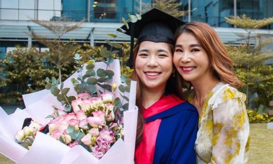 Actress Chen Xiuhuan attends daughter's university graduation ceremony