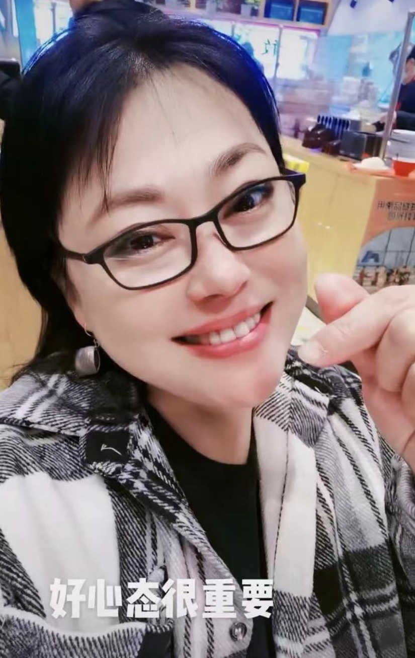 李菁菁90后老公晒三子女！孩子模样可爱黏着妈，一家五口相处温馨