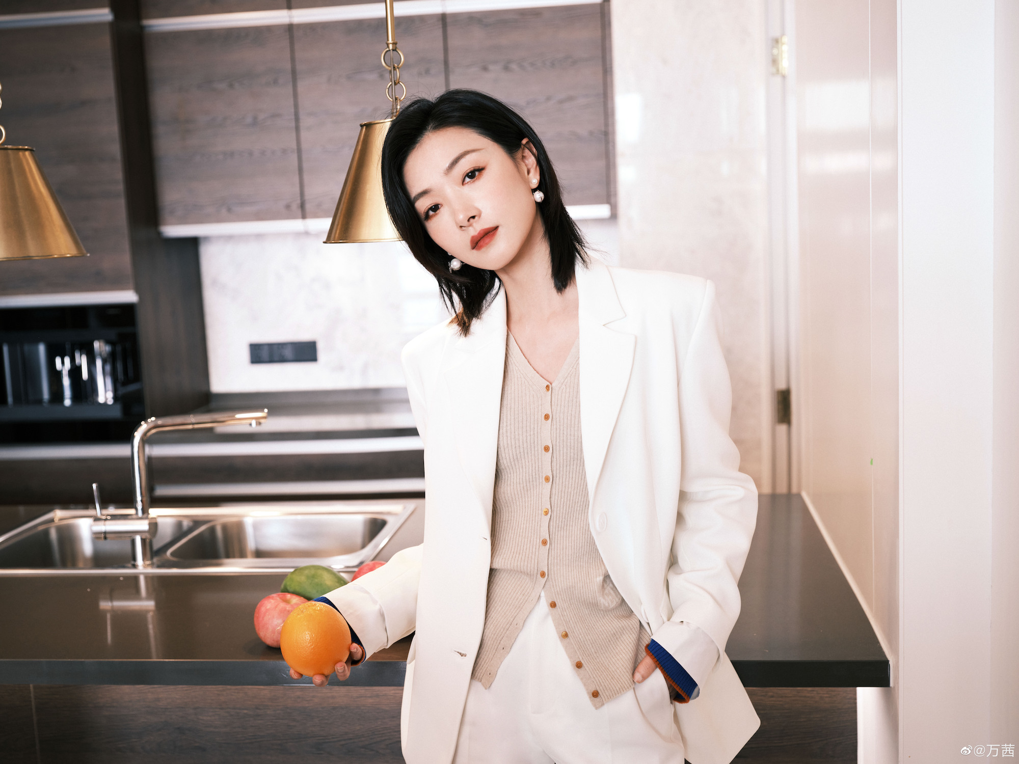 Chinese Actress Wan Qian Slammed Over Pic Of Her “Being Spoon-Fed By Assistant”; Her Reps Clarify It Was Actually Her Niece