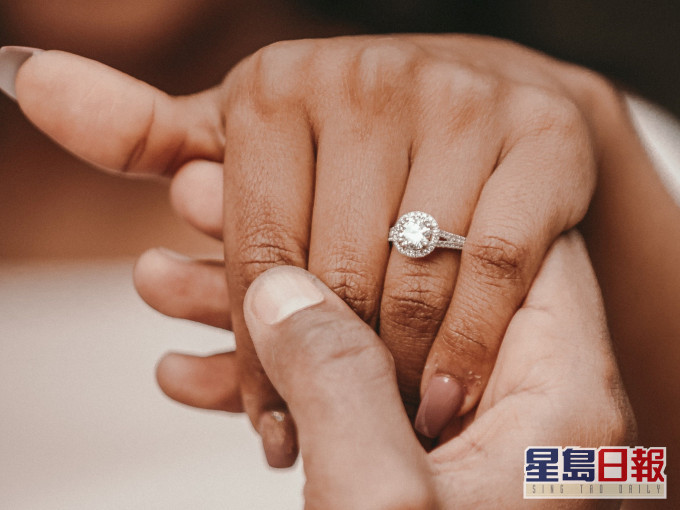 戒指套在阴茎求婚 包皮撕裂后遭女友拒绝
