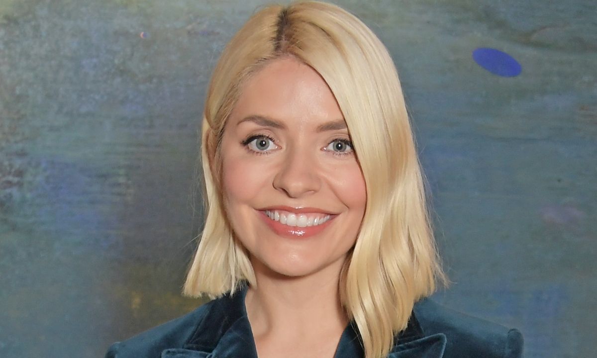 Holly Willoughby looks so different in makeup-free selfie - and we love her matching pyjamas