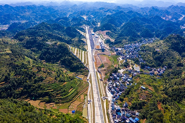 上海今日首开至张家界高铁列车，两地旅行时间压缩一半以上