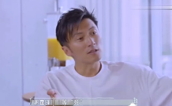 85岁谢贤近况曝光，手拄拐杖走不稳路，还需要助理全程搀扶！