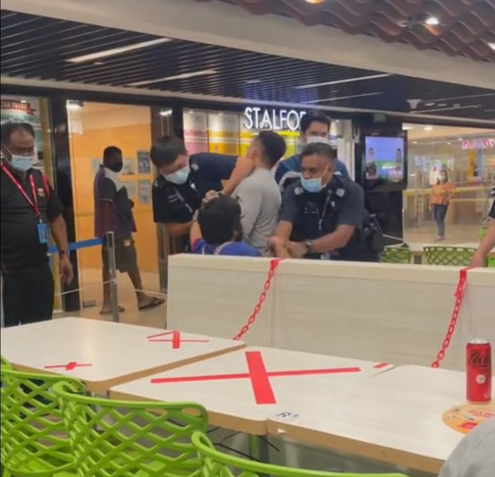 Man shouts at hillion mall security staff after refusing to leave kopitiam, police arrest him