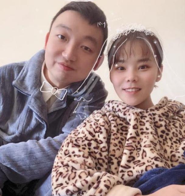 恶毒！熊磊为了摆拍，用手扯姚策耳朵，后者躺病床上无力反抗