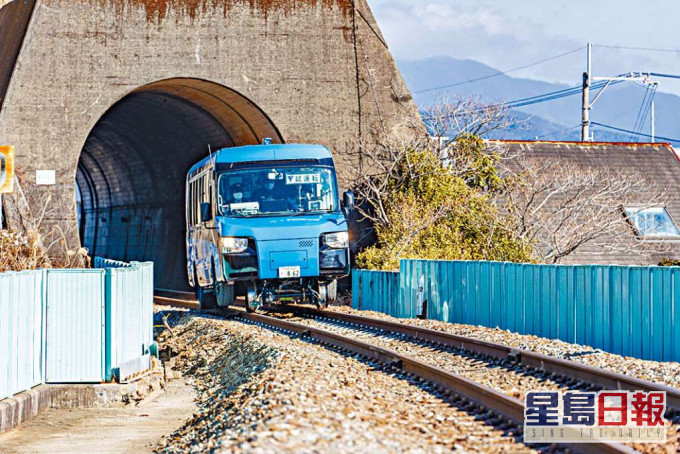 日本一车两路走 小巴可驶上铁道
