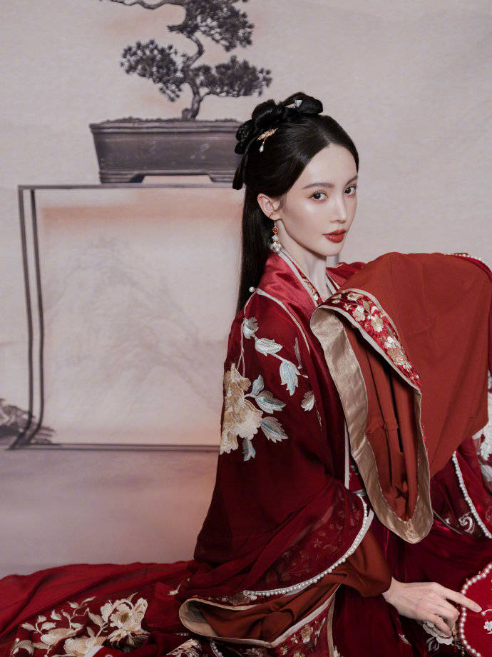金晨红色古装宛如画中美人 手持扇子半遮面超惊艳