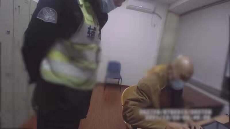 确诊胃癌又遭遇资金链断裂，男子烧炭轻生被民警救下