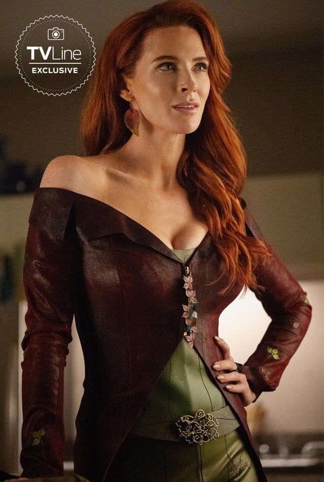 Batwoman Photos Reveal Surprising Costume For Bridget Regan's Poison Ivy