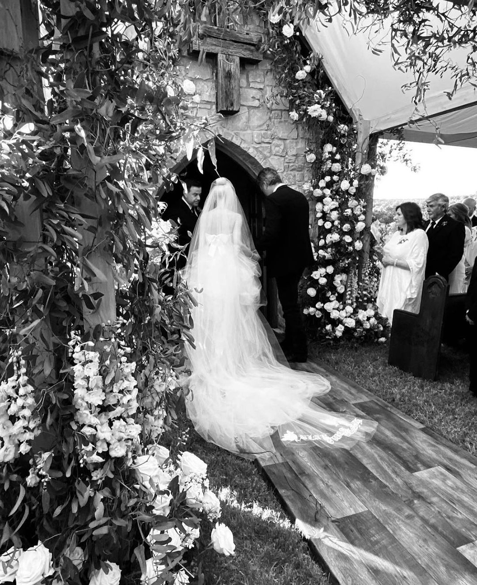 Blake Shelton Shares Wedding Photo with Gwen Stefani on Valentine's Day: 'Luckiest Man Alive'