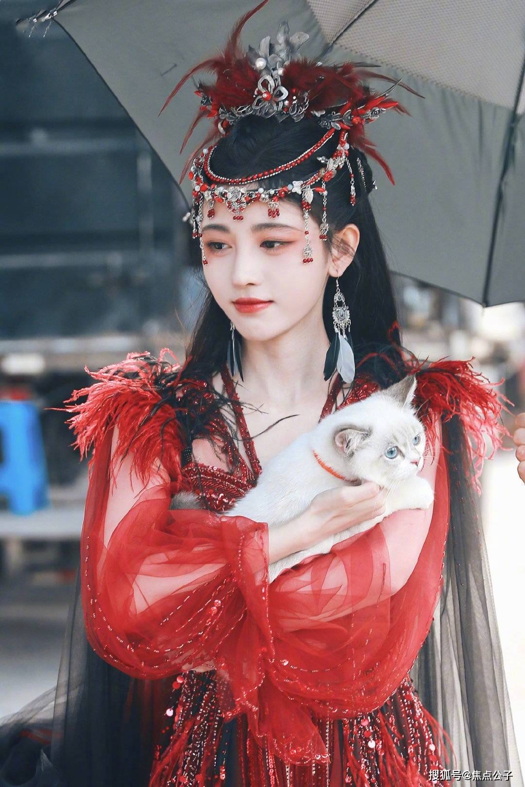 盘点9位女演员曾戴过的古装头饰！有些太夸张让人只注意到头饰！