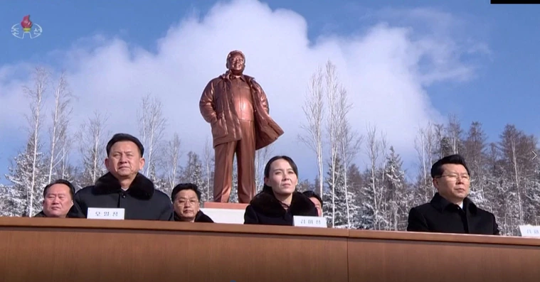 台下民众瑟瑟发抖 金正恩不畏超低温原因曝光