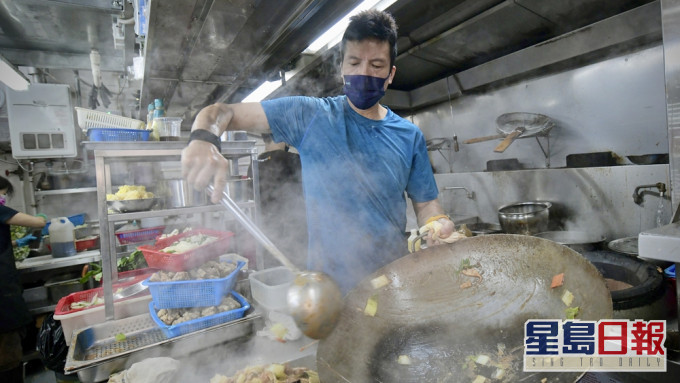 疫情消息｜两餸饭大厨抛镬受伤「手停」 街坊怕口停「好大镬」