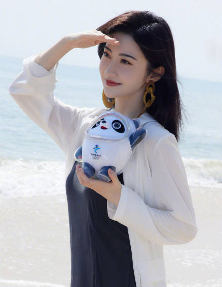 景甜手拿冰墩墩笑容甜美 穿白色外套气质优雅大方