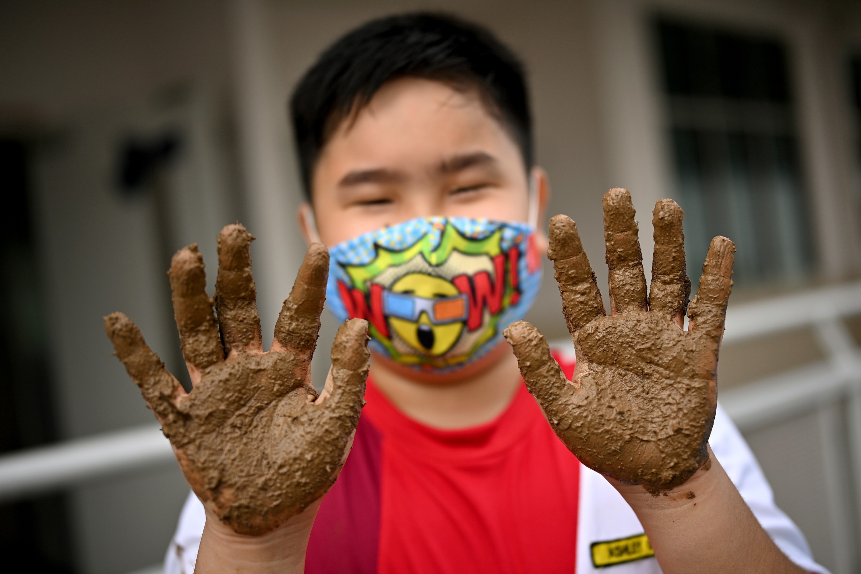 Yu Neng Primary pupils plant rice and learn about food waste, build resilience