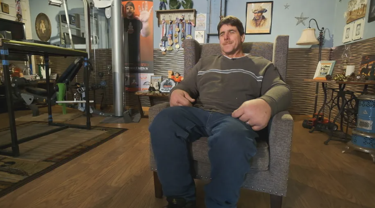 People Are Blown Away By The Size Of This Guy’s Hands