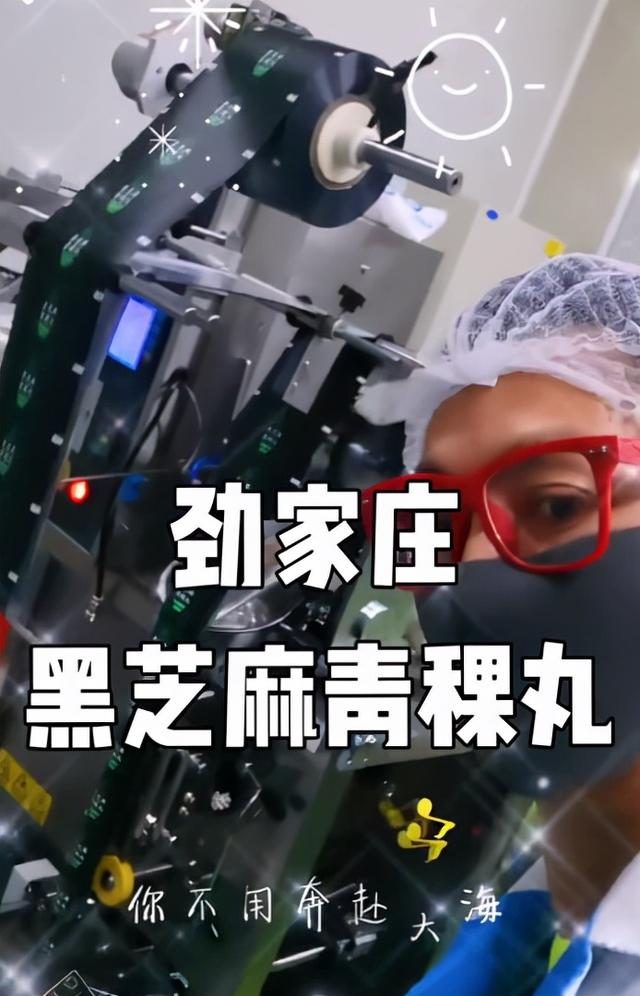 62岁知名港星定居内地，街头花2元剪发，头发乌黑与同龄人差别大