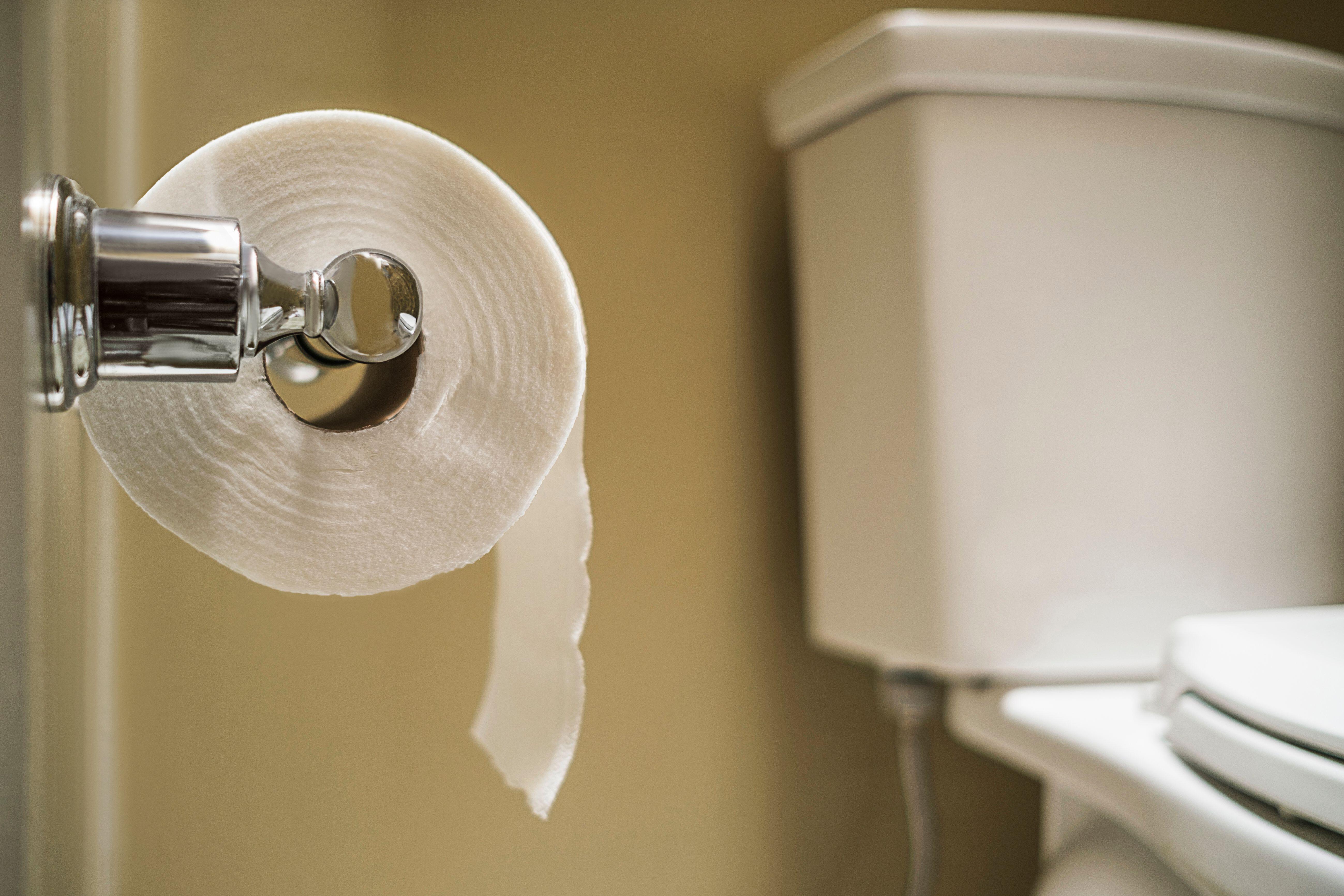 Doctor Explains Why Men Take Longer On The Toilet Than Women