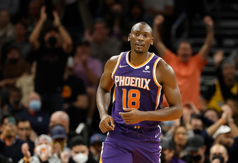 Suns C Bismack Biyombo pledges entire 2021-22 salary to build hospital in honor of late father