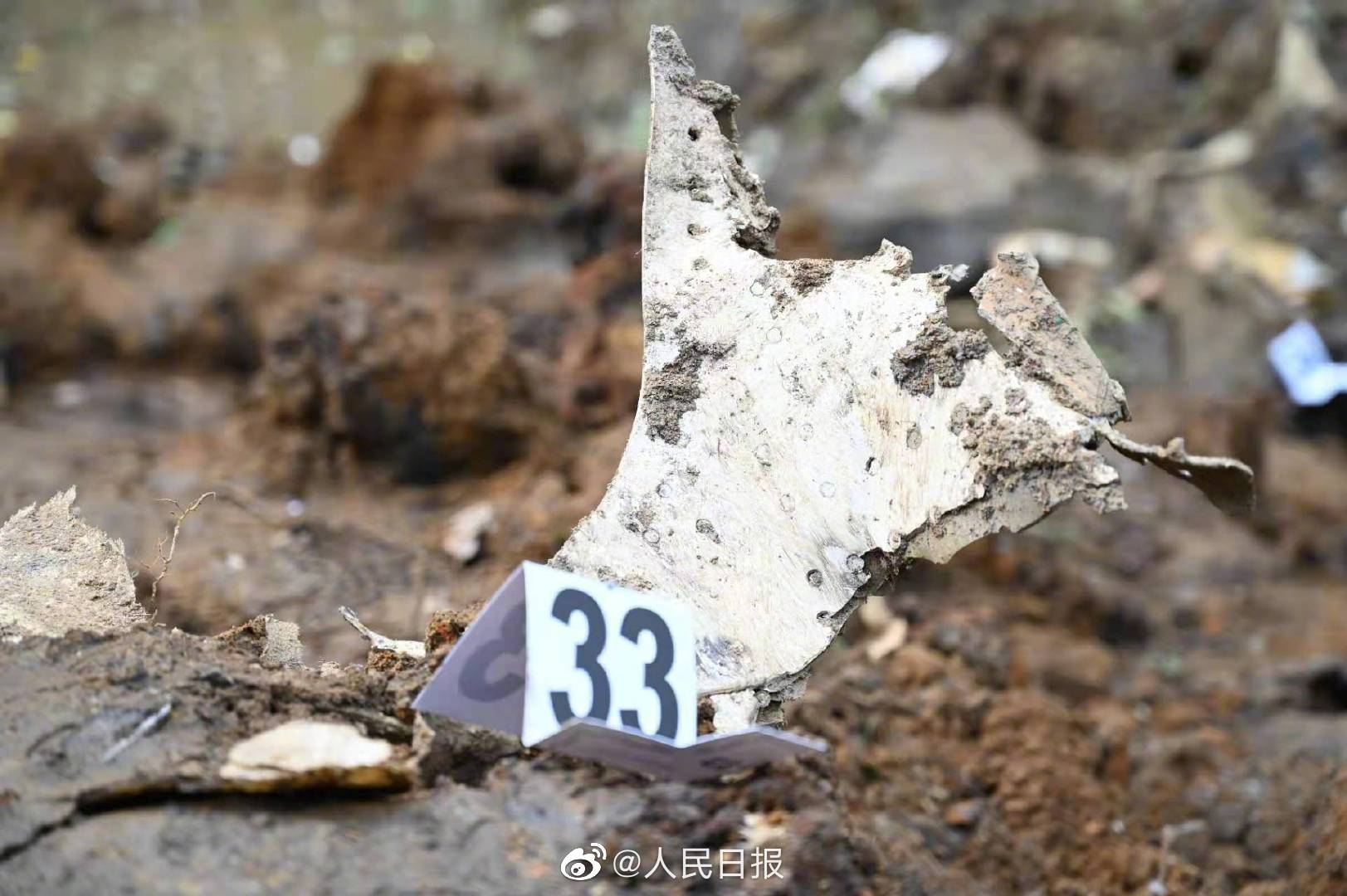 MU5735坠机事故核心区，山林中散落着飞机部分残骸