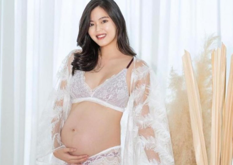 Kimberly Chia shows off baby bump in intimate lingerie shoot