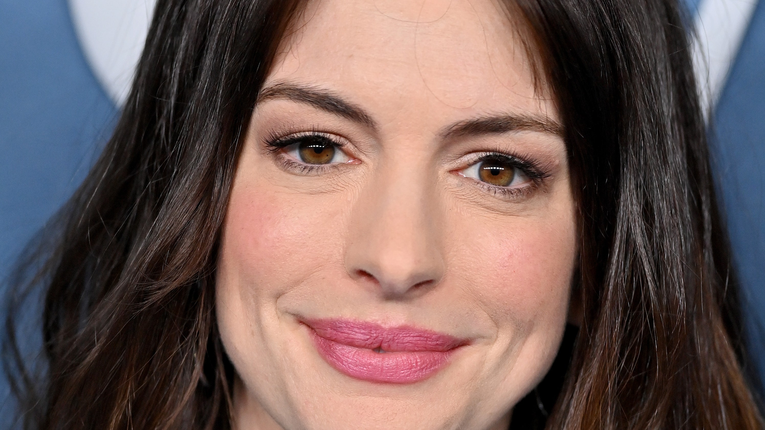 Anne Hathaway Is Unrecognizable Under All That Avatar Makeup